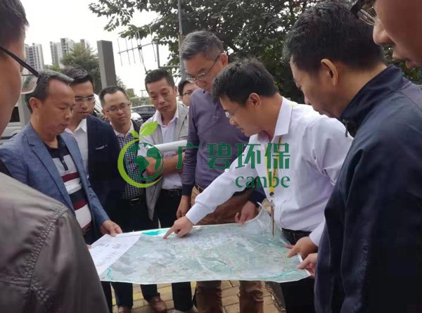 大良街道、順控環(huán)保水務等領導到金陡涌黑臭水體治理現場視察工作(圖1)